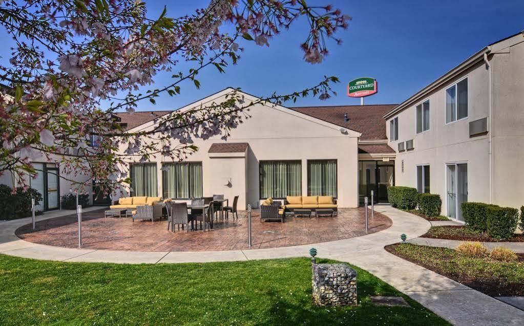 Courtyard By Marriott Eugene Springfield Hotel Екстериор снимка